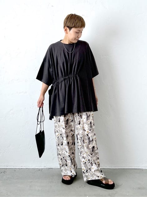 ゆったりが心地いい！リネン＆コットンの涼感パンツコーデ15選【40代からの夏服】