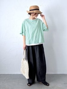 ゆったりが心地いい！リネン＆コットンの涼感パンツコーデ15選【40代からの夏服】