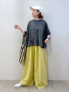 雨の日も気分が晴れる！40代・50代のためのカラーアイテム着回し術