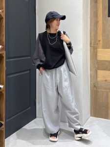 涼しげ素材で魅せる“夏の黒”｜40代・50代のためのカジュアルブラックコーデ特集