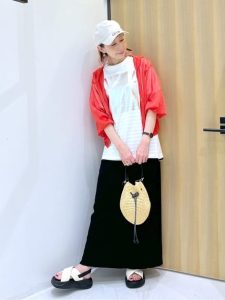 涼しげ素材で魅せる“夏の黒”｜40代・50代のためのカジュアルブラックコーデ特集