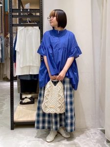 雨の日も気分が晴れる！40代・50代のためのカラーアイテム着回し術