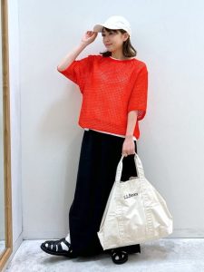 雨の日も気分が晴れる！40代・50代のためのカラーアイテム着回し術