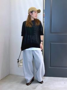 涼しげ素材で魅せる“夏の黒”｜40代・50代のためのカジュアルブラックコーデ特集