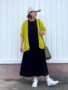 雨の日も気分が晴れる！40代・50代のためのカラーアイテム着回し術