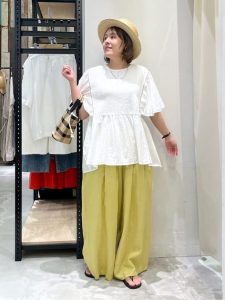 ゆったりが心地いい！リネン＆コットンの涼感パンツコーデ15選【40代からの夏服】