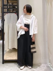 涼しげ素材で魅せる“夏の黒”｜40代・50代のためのカジュアルブラックコーデ特集