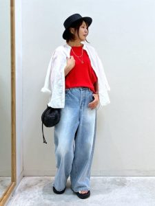 雨の日も気分が晴れる！40代・50代のためのカラーアイテム着回し術