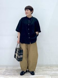 ゆったりが心地いい！リネン＆コットンの涼感パンツコーデ15選【40代からの夏服】