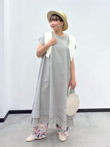 涼しく上品に着こなす!40代・50代のための春夏ワンピース12選|1枚でもレイヤードでも