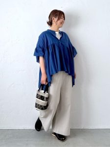 ゆったりが心地いい！リネン＆コットンの涼感パンツコーデ15選【40代からの夏服】