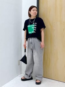 涼しげ素材で魅せる“夏の黒”｜40代・50代のためのカジュアルブラックコーデ特集