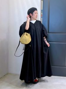 涼しげ素材で魅せる“夏の黒”｜40代・50代のためのカジュアルブラックコーデ特集