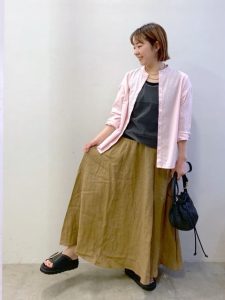 40代・50代に似合う“シャツ羽織”｜涼しい・着回し・体型カバーが叶う、大人の春夏スタイル