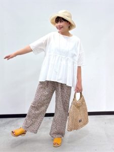 ゆったりが心地いい！リネン＆コットンの涼感パンツコーデ15選【40代からの夏服】