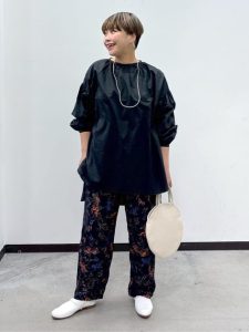 涼しげ素材で魅せる“夏の黒”｜40代・50代のためのカジュアルブラックコーデ特集