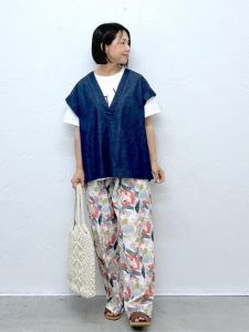 ゆったりが心地いい！リネン＆コットンの涼感パンツコーデ15選【40代からの夏服】