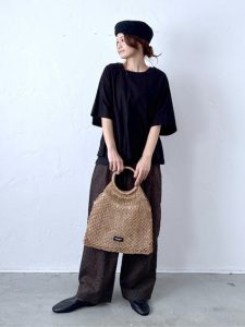 涼しげ素材で魅せる“夏の黒”｜40代・50代のためのカジュアルブラックコーデ特集