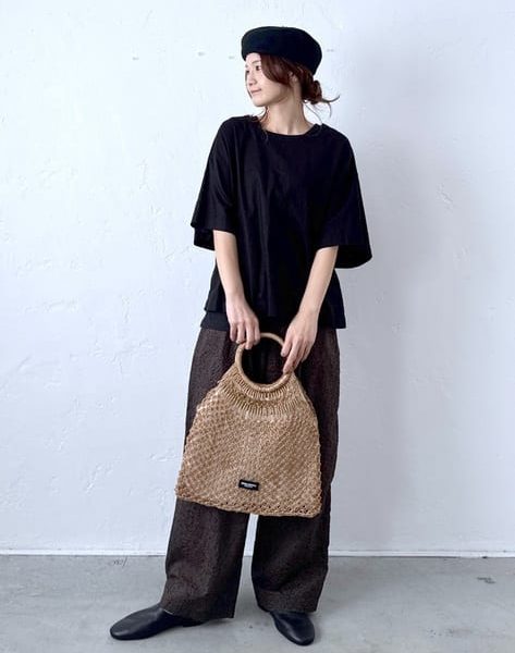 涼しげ素材で魅せる“夏の黒”｜40代・50代のためのカジュアルブラックコーデ特集