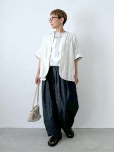 ゆったりが心地いい！リネン＆コットンの涼感パンツコーデ15選【40代からの夏服】