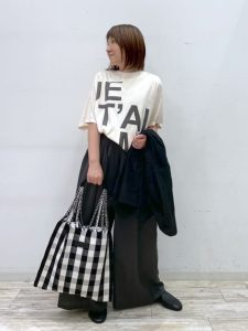 Tシャツでもおしゃれ見え!40代・50代が実践する垢抜けのルールと着回しコーデ15選