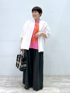 ゆったりが心地いい！リネン＆コットンの涼感パンツコーデ15選【40代からの夏服】