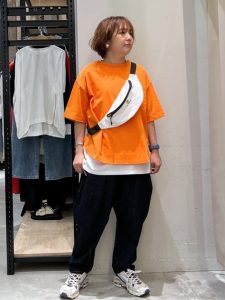 雨の日も気分が晴れる！40代・50代のためのカラーアイテム着回し術