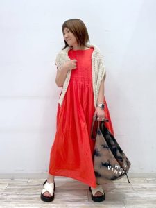 雨の日も気分が晴れる！40代・50代のためのカラーアイテム着回し術