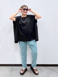 さらっと涼しい、大人のきれいめ落ち感ワイドパンツ特集｜40代・50代の春夏カジュアルコーデ