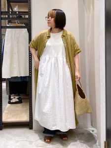 大人のこなれ感は羽織りから！40・50代の大人の女性のためのシャツ、ワンピ、ベスト着こなし術