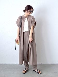 さらっと涼しい、大人のきれいめ落ち感ワイドパンツ特集｜40代・50代の春夏カジュアルコーデ