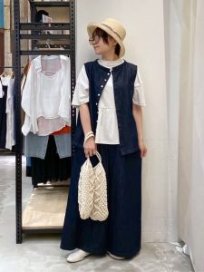 人気スタッフの着こなしから学ぶ！涼しげ＆体型カバーが叶う40代・50代の夏コーデTOP10