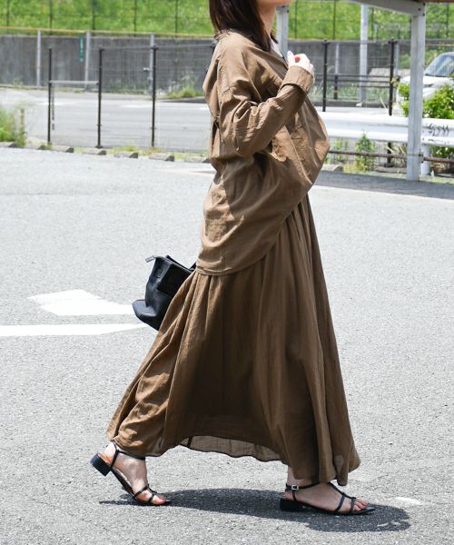 そろそろ秋モードへシフトする！夏服で作る秋コーディネート