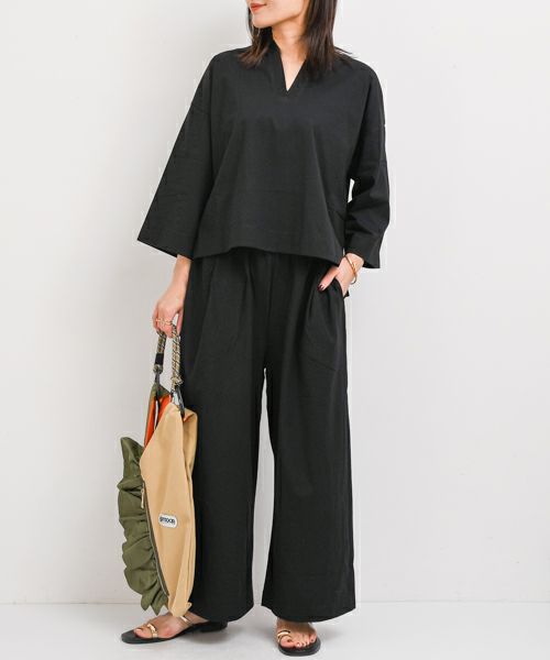 カジュアルコーデをエレガントに仕上げたいなら、綺麗めトップスを選ぶ！