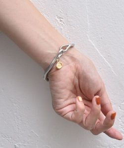 alt="40代・50代女性に似合うカジュアルコーデ|大人カジュアルを格上げする秋の着こなし術"