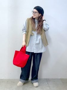 最新スタッフスナップで学ぶ!40代・50代の大人カジュアル秋コーデ|体型カバーも叶う旬スタイル