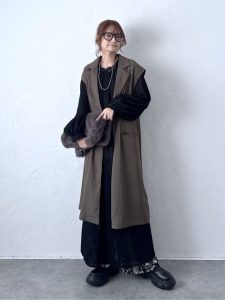 alt="50代女性のための秋レイヤードコーデ|最新の着こなしテクとおすすめアイテム"