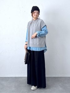 alt="50代女性のための秋レイヤードコーデ|最新の着こなしテクとおすすめアイテム"