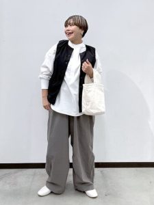 alt="50代が輝く秋のパンツコーデ|簡単に垢抜ける着こなし術とおすすめアイテム8選"