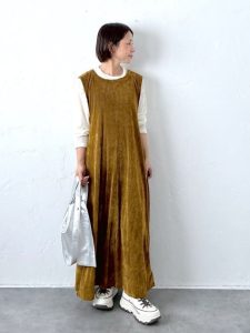 最新スタッフスナップで学ぶ!40代・50代の大人カジュアル秋コーデ|体型カバーも叶う旬スタイル