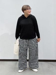 最新スタッフスナップで学ぶ!40代・50代の大人カジュアル秋コーデ|体型カバーも叶う旬スタイル