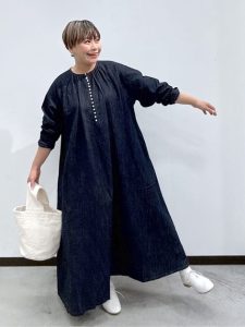 最新スタッフスナップで学ぶ!40代・50代の大人カジュアル秋コーデ|体型カバーも叶う旬スタイル