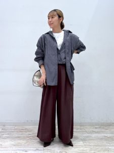 最新スタッフスナップで学ぶ!40代・50代の大人カジュアル秋コーデ|体型カバーも叶う旬スタイル