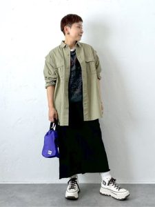 最新スタッフスナップで学ぶ!40代・50代の大人カジュアル秋コーデ|体型カバーも叶う旬スタイル