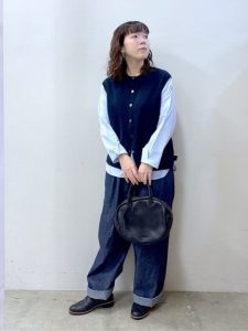 alt="50代女性に似合う秋の羽織|シャツ・ジャケット・カーディガン・ベストで楽しむ秋の大人コーデ"