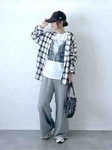 最新スタッフスナップで学ぶ!40代・50代の大人カジュアル秋コーデ|体型カバーも叶う旬スタイル