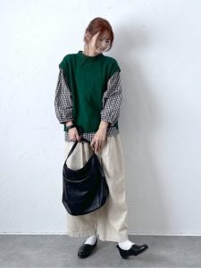 alt="50代女性のための秋レイヤードコーデ|最新の着こなしテクとおすすめアイテム"