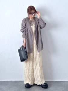 alt="50代女性のための秋レイヤードコーデ|最新の着こなしテクとおすすめアイテム"