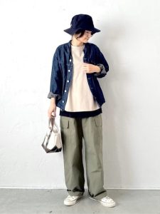 alt="40代・50代女性に似合うカジュアルコーデ|大人カジュアルを格上げする秋の着こなし術"