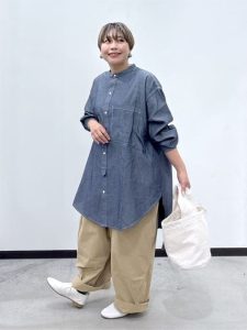 alt="50代女性に似合う秋の羽織|シャツ・ジャケット・カーディガン・ベストで楽しむ秋の大人コーデ"